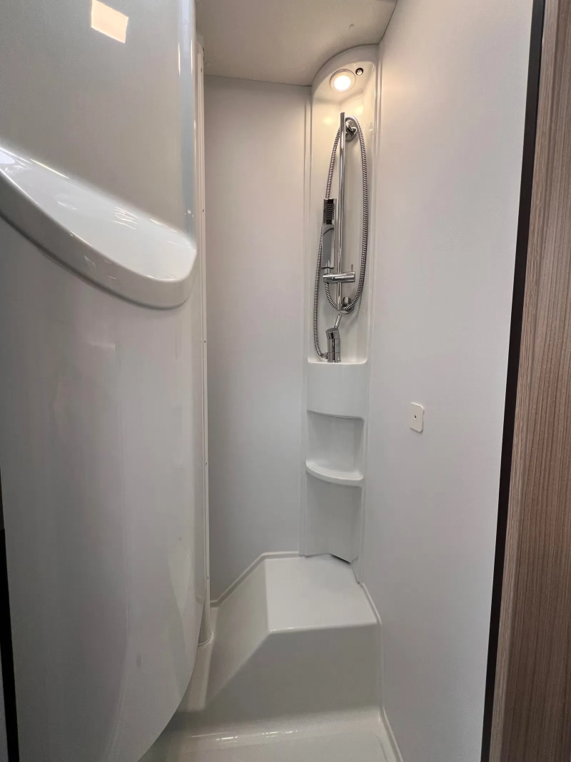 Adria Compact DL 2.2 / 140 ch