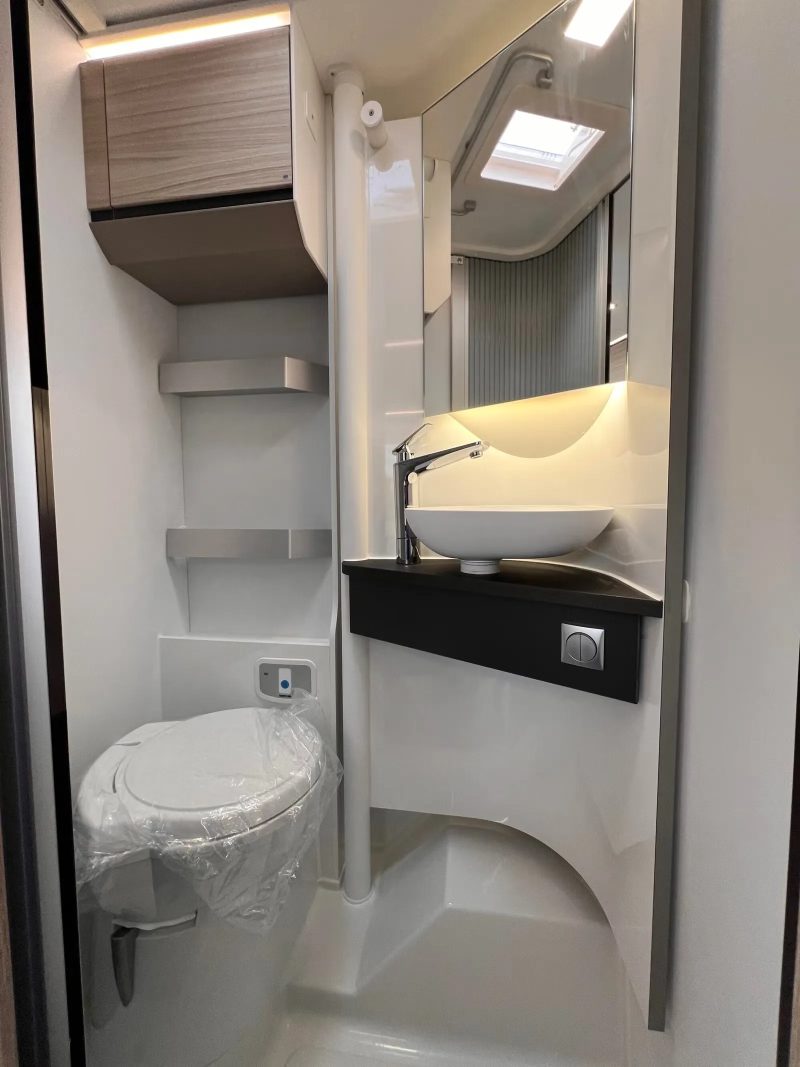 Adria Compact DL 2.2 / 140 ch