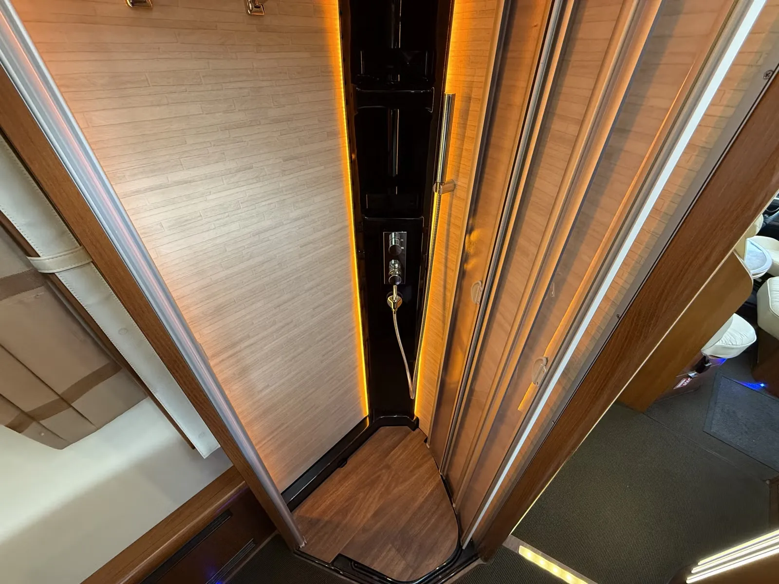 Carthago Chic E-Line I51QB Li