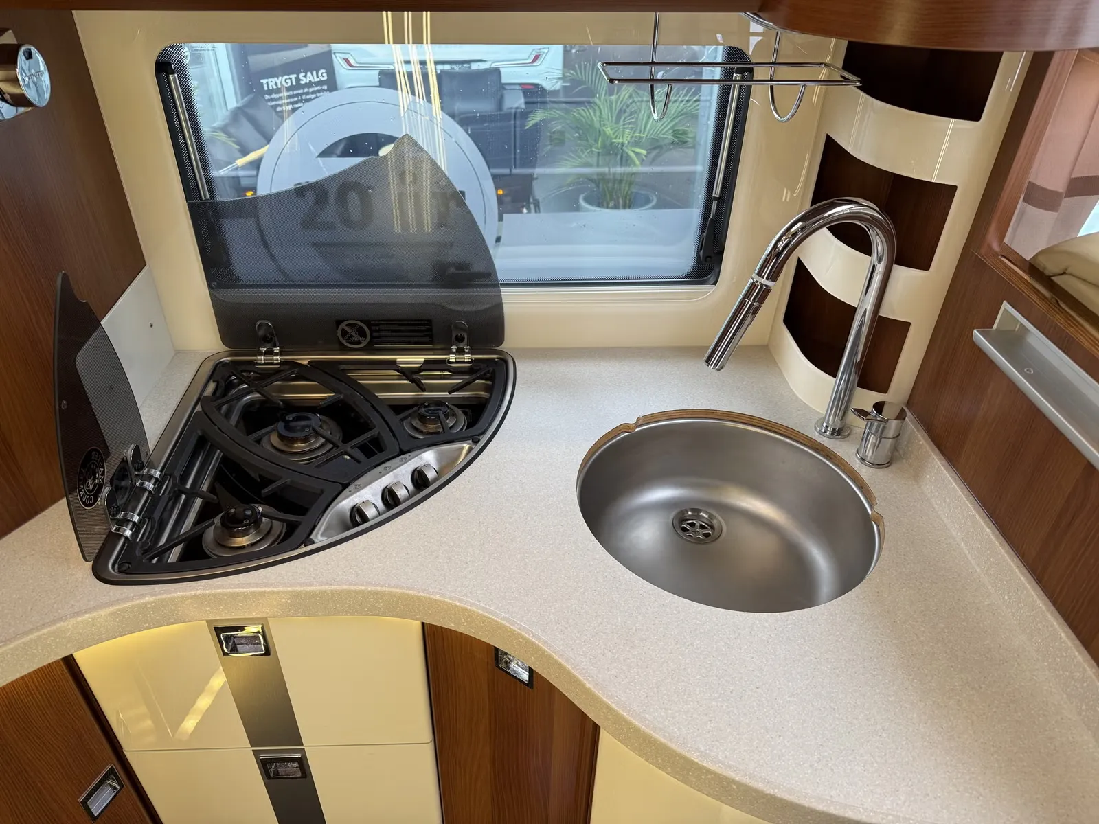 Carthago Chic E-Line I51QB Li